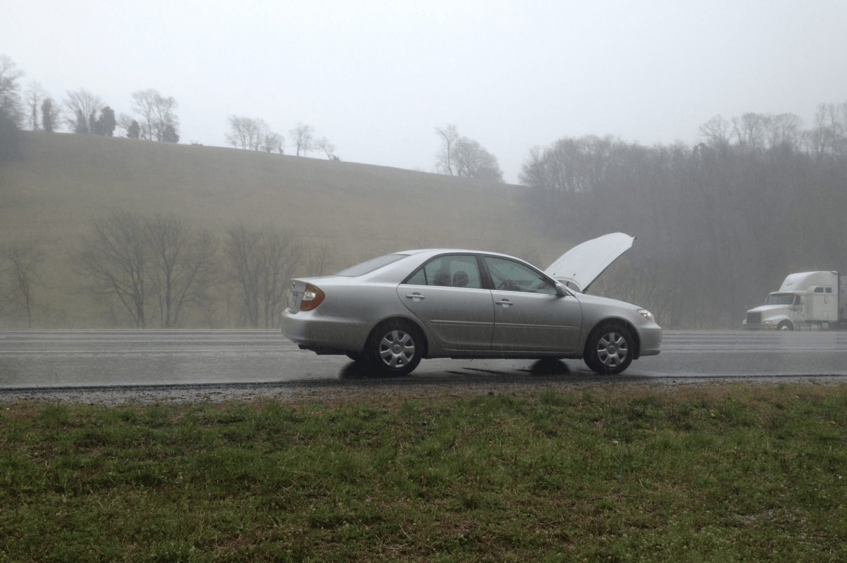 4 Ways To Avoid Danger In The Rain While Waiting For Roadside Assistance